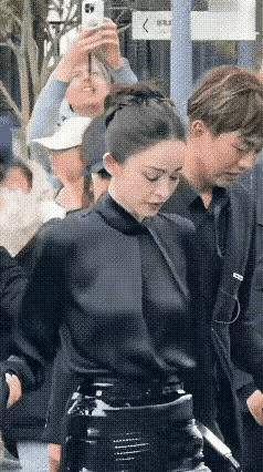 有人说娜扎是过气明星，其实她还是很火的吧，人长得漂亮身材还好，这两年也演了不少大