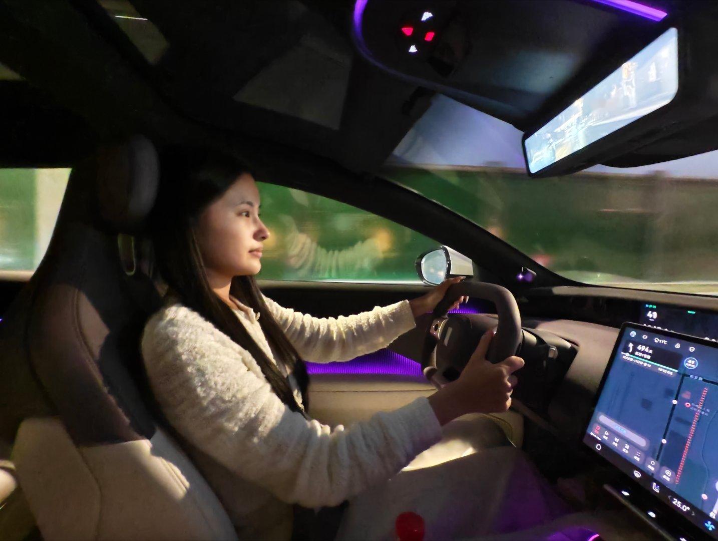 开着阿维塔12来机场接我，突然发现她长的很科技，就像电影里的阿维塔一样，为了感谢