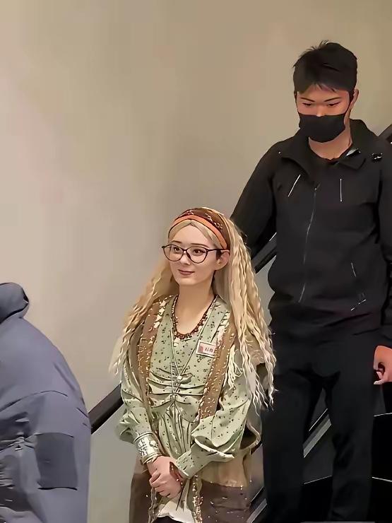 这是我颖宝吗？在两位高大威猛的保镖面前，好小一只啊！