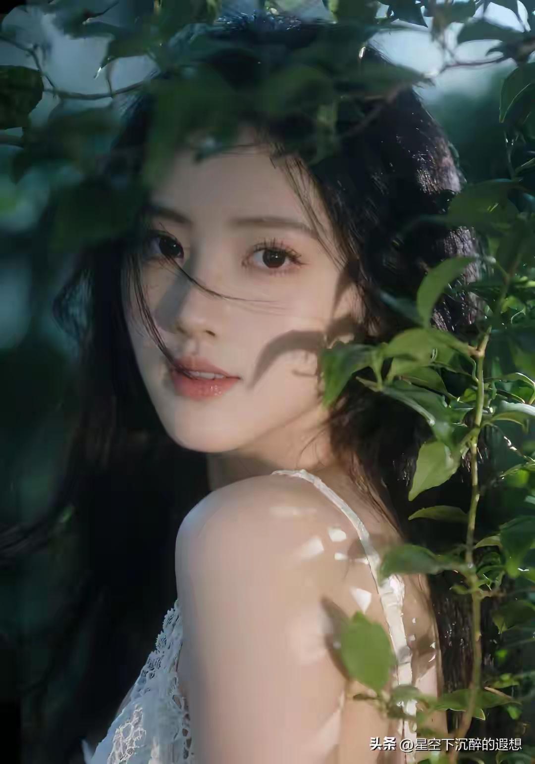 上海校花，美貌惊艳全网 网友惊呼 魔鬼身材天使面孔 美翻了