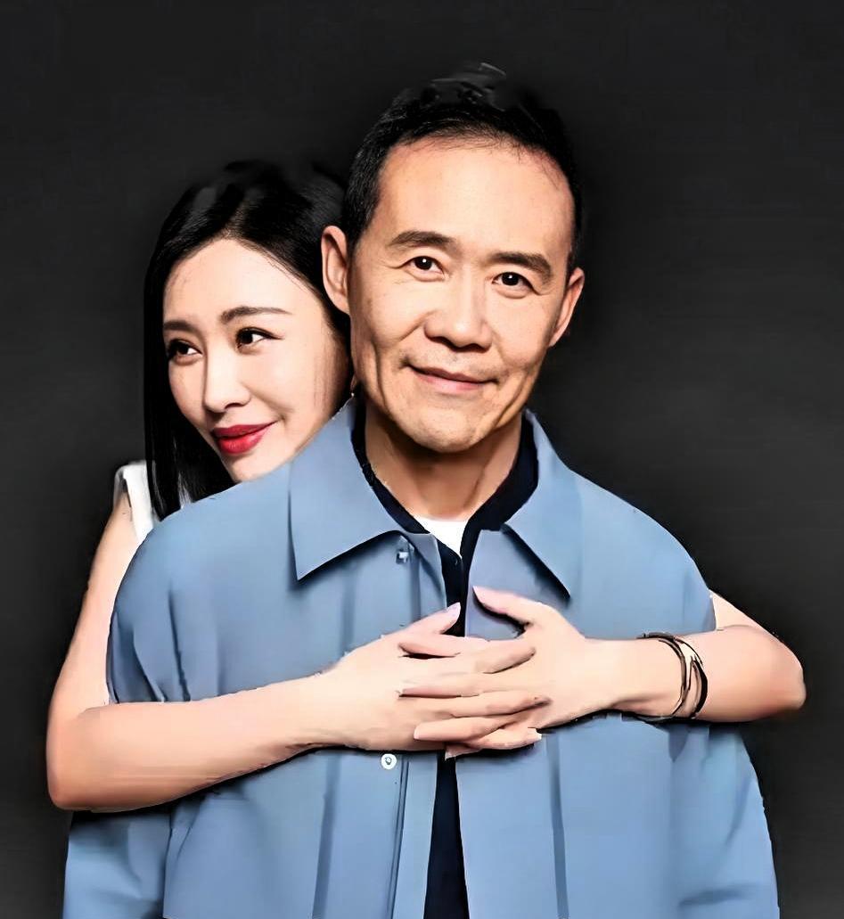 真正让王石离不开田朴珺的，不是她的年轻，而是她的“老”。
你看到的28岁年龄差，