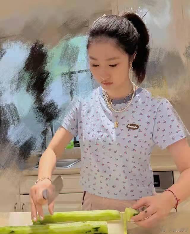马伊琍女儿跟保姆学做菜，用塑料小盆洗肉，16岁文君竹越长越好看 ​！ ​​​