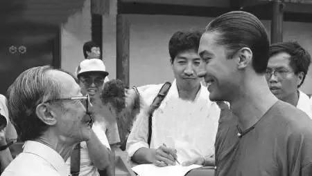 80岁的溥杰握住尊龙的手，眼泪突然掉下来。
那不是演员，是他死了20年的亲哥哥溥