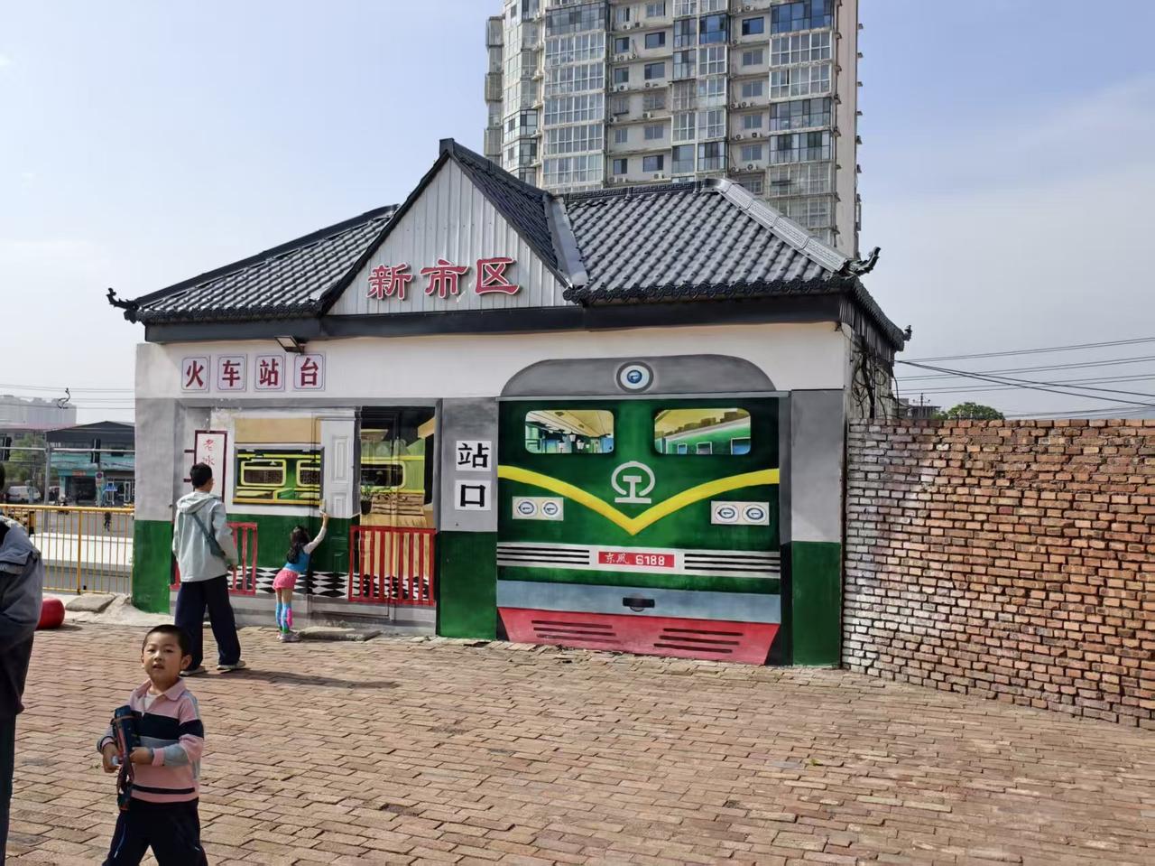 邯郸的新市区站是个小站，很个有特色站台，这里是到南响堂山石窟最近的火车站，也是峰