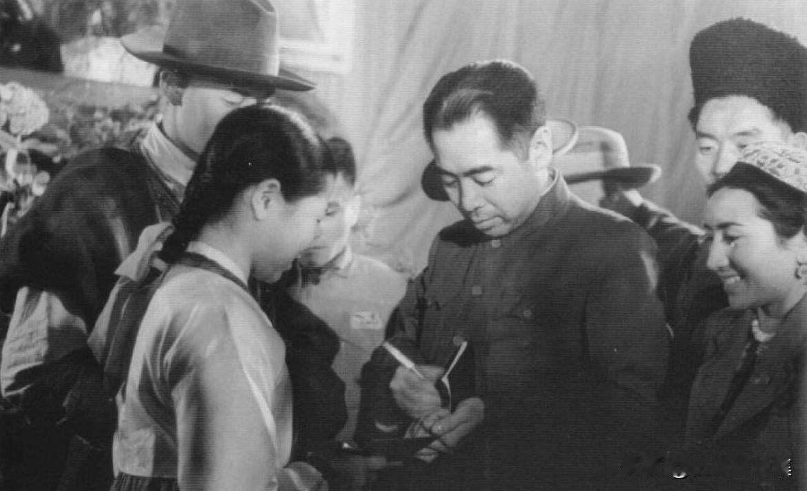 1955年，周恩来总理为少数民族赴京代表签字的照片。
