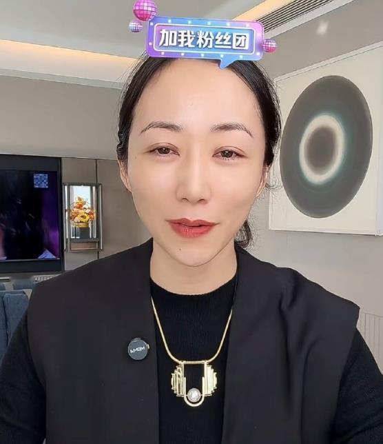 自命不凡的背景姐韩雪直播卖货，产品并不奢侈，是一款人人能买，人人买得起的冬季厚底