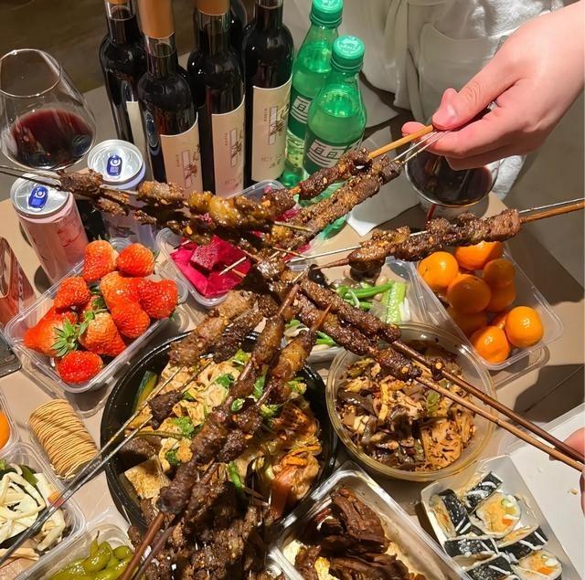 表姐昨晚组局，六个姐妹愣是没摇到一个男的。

以前随叫随到，现在全都不来。说白了