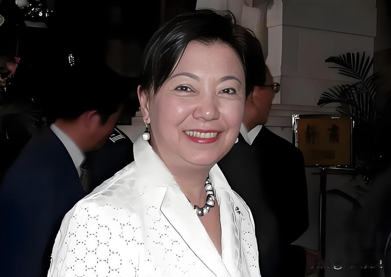 蒋家三代男丁凋零，子孙四散，撑起家族体面的竟是外嫁媳妇方智怡
蒋家曾是近代颇具名