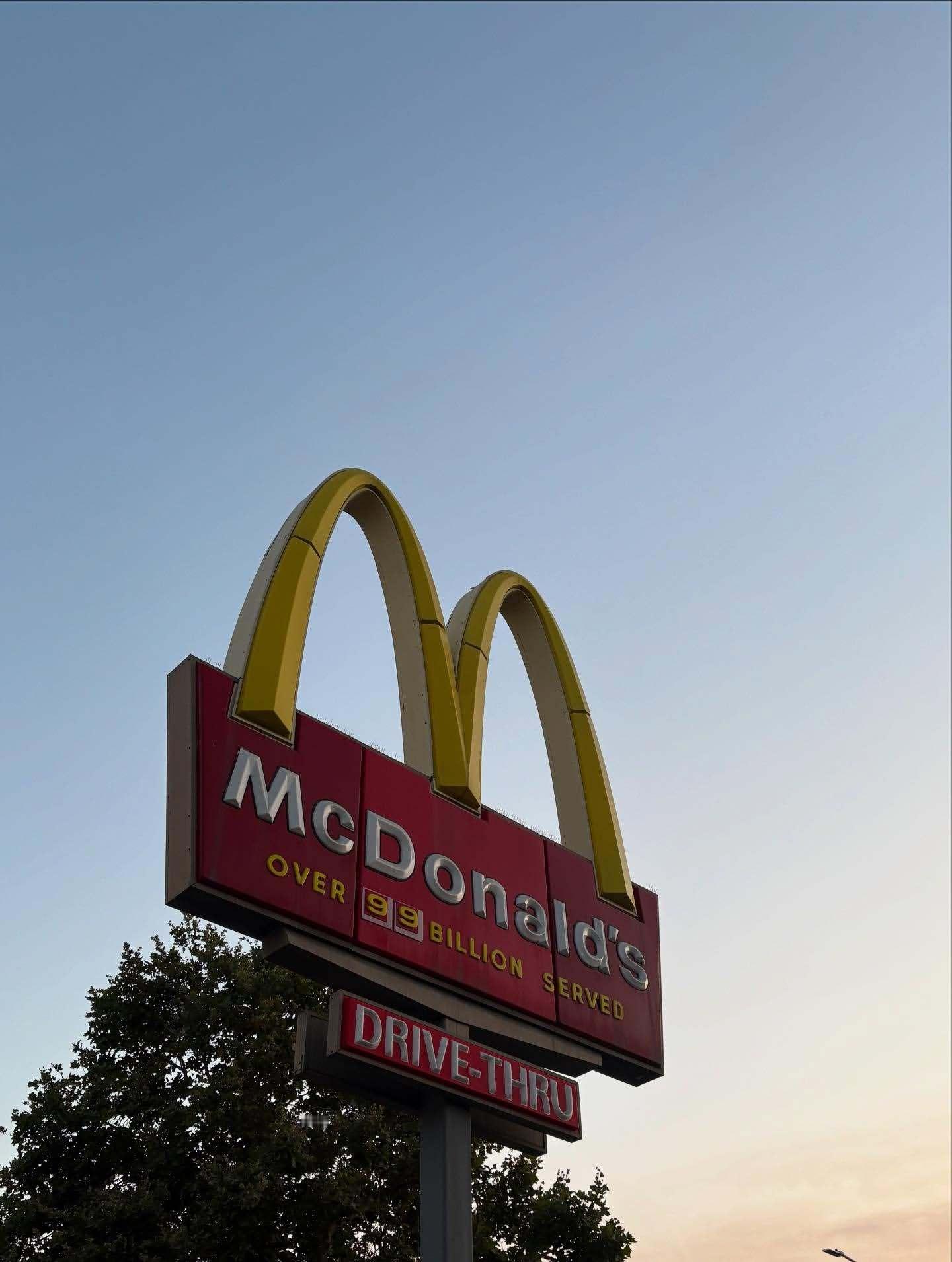 谷口愛季「🍔アメリカでも 夜マック しました〜ナゲットもポテトも美味しか