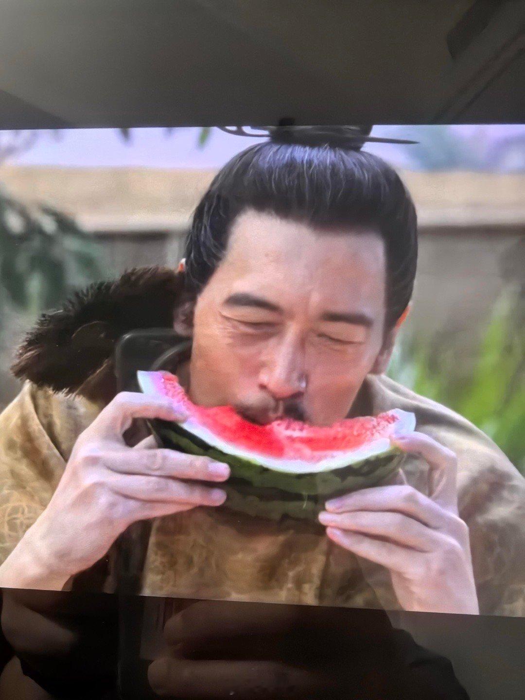 第一次自己看出来了镜头语言赵掌书一边跟自己老板装懵扮傻不知道阿土的事，试探老板的