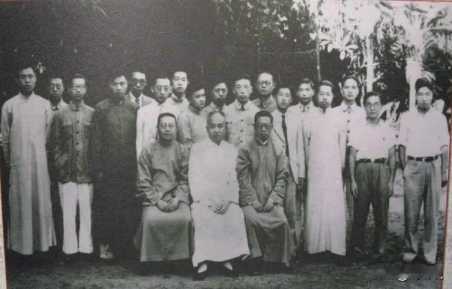 1949年，国学大师钱穆，抛妻弃子，也要选择出走香港。

那时候，钱基成前来劝他