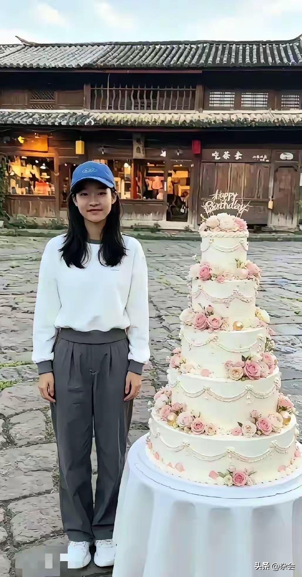 6月24日，张姩菡11岁的生日。
今年的古镇显得有些冷清，大蛋糕和气球背后，是女
