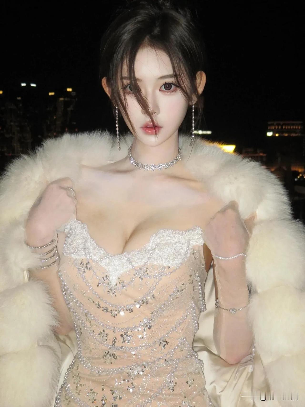 夜舞轻纱伴红妆，繁华都市尽眼忙#红颜美女风彩# #欣赏佳人佳作# #时尚美如画#