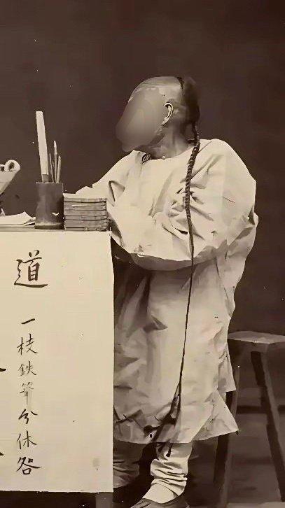 其实以前清朝的辫子是这样，电视剧里都给美化了 ​​​