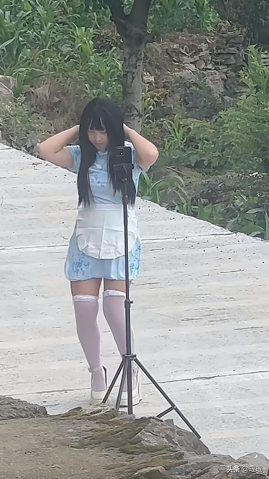 那水泥路就是为她跳舞而修