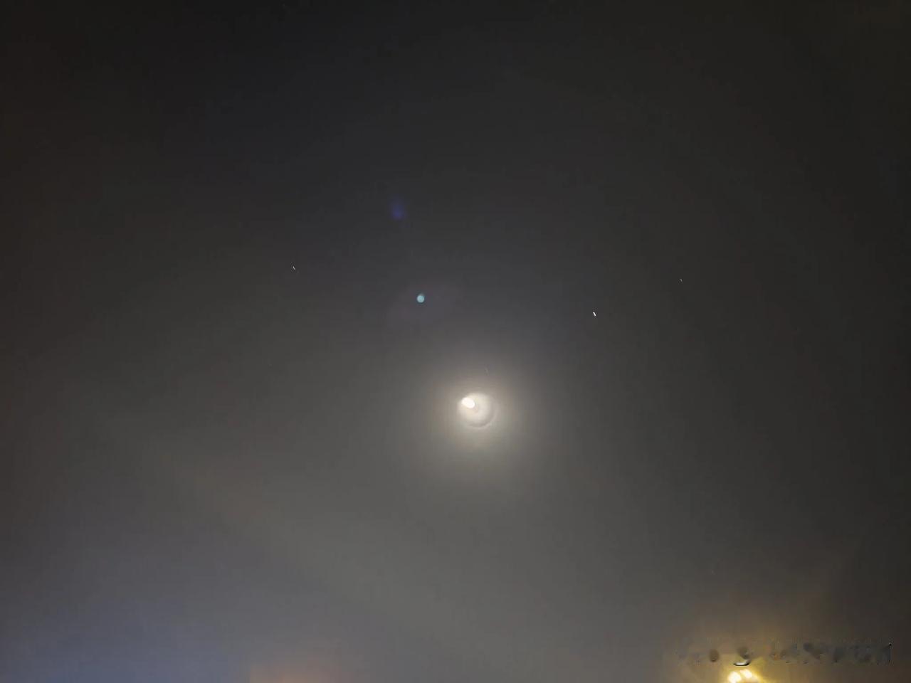 这里说走开有几种说法。
一、不耐烦的说去一边去。
二、上一men儿。
三、让开