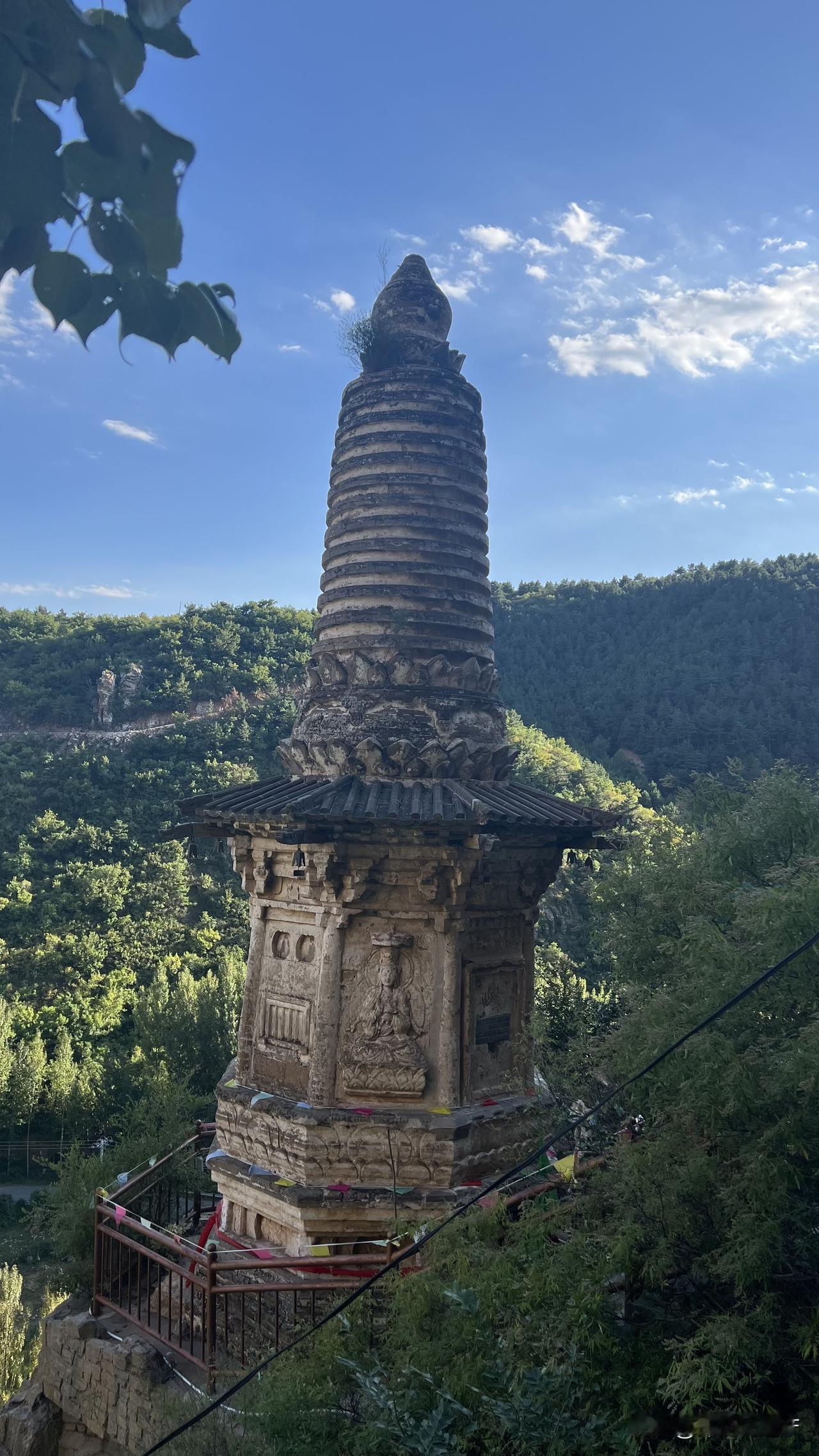 辽宁朝阳双塔寺双塔，始建于辽代，原来有清代建筑双塔寺，所以它们才叫双塔，称为东塔