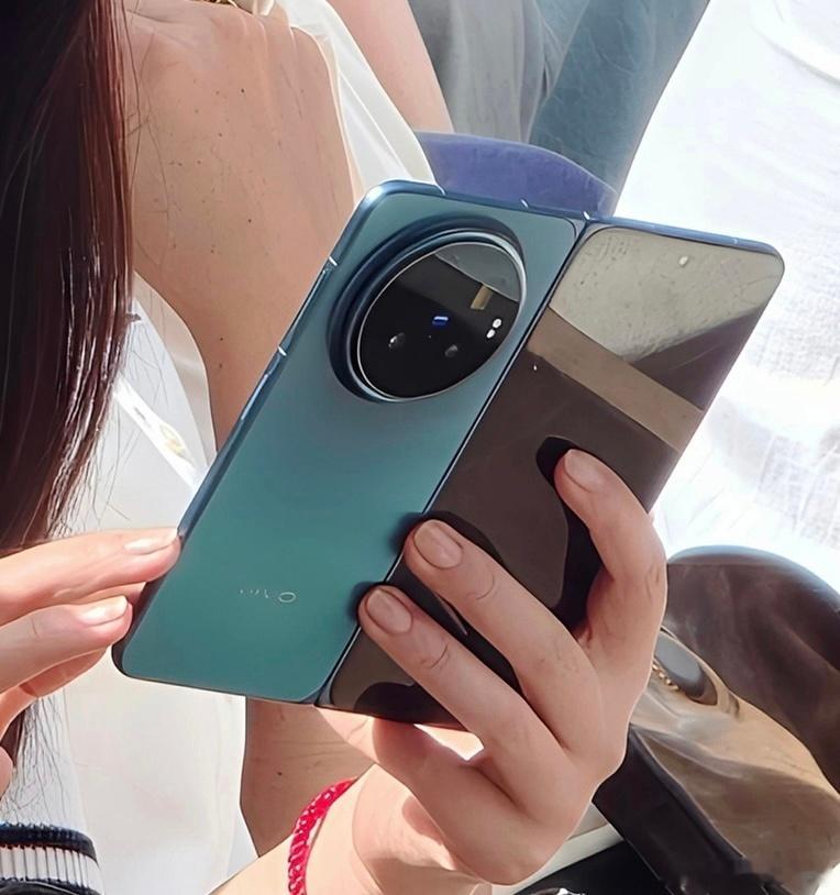 朱珠手上拿的应该就是vivo X Fold6，依旧圆环三摄，不过外观和屏幕更圆润