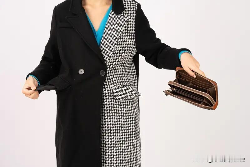 懒和穷哪个更可怕？我觉得是懒。
穷只是暂时的经济困境，建国初期大家都穷，但全国人