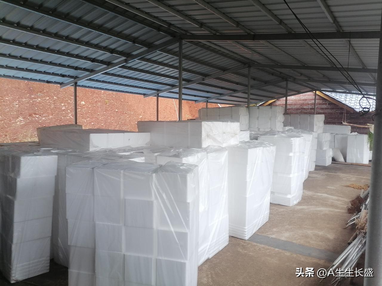 集卡领红包堆成山的泡沫箱，这必定是用来包装快递货物的，究竟发的什么货，外人是无从