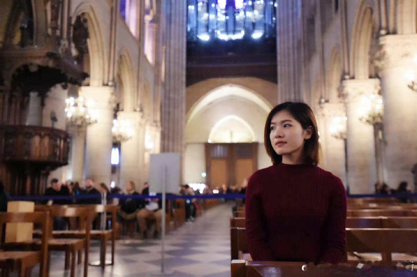 再游巴黎圣母院图一是2018年的我，图二和图三是今天的我7年的时间，神奇的感觉~