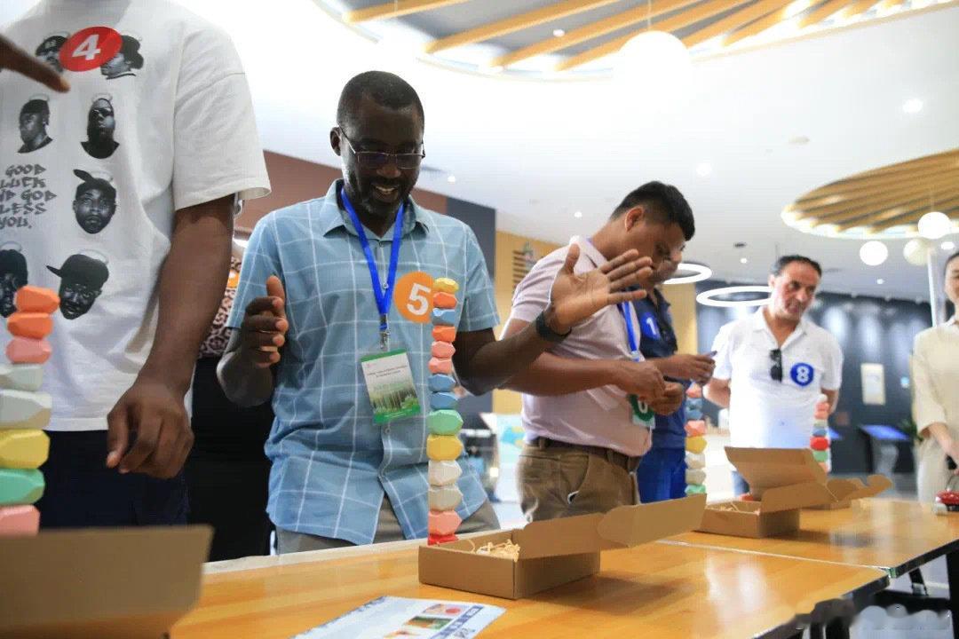 #歪果仁解锁童话云和#童话云和今天迎来了一群特殊的客人相聚在此。 国外友人一同探