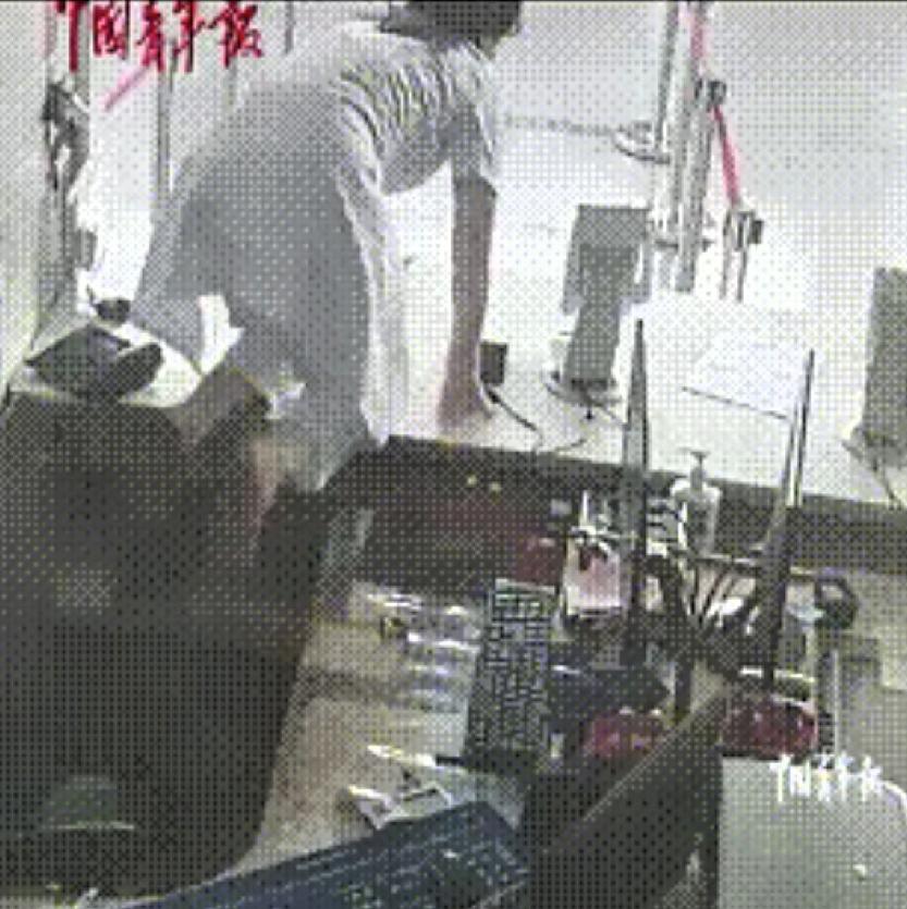 河南濮阳的医院大厅里，一名男子突发抽搐直挺挺倒地。
下一秒，一米多高的收费窗口里