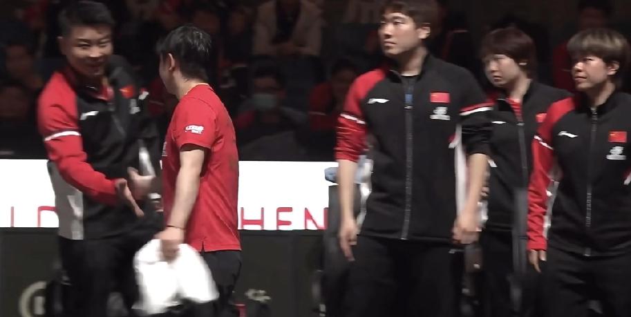 男队王皓教练对莎莎的爱，让其他队员羡慕。
莎莎赛后大大方方的走向王皓击掌，王皓远