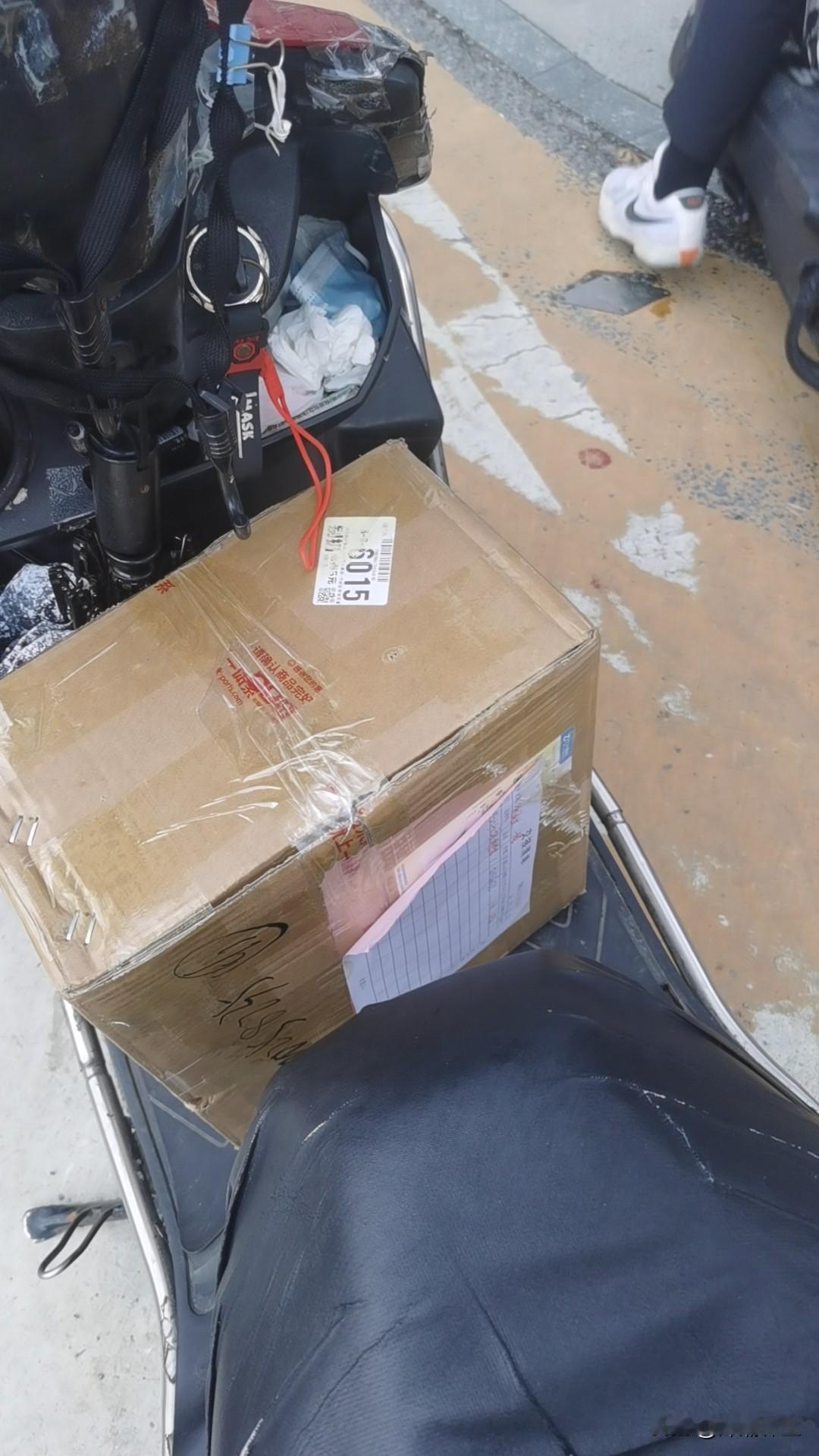 九月第一天，雨还没停，单已经先到了。📦

早上出门就接到九月份第一单外贸件，纸