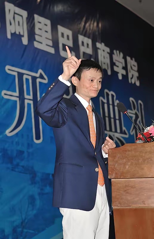 马云什么都强，就是玩网贷，玩互联网金融，把阿里玩废了，也把自己推下了神坛，如果他