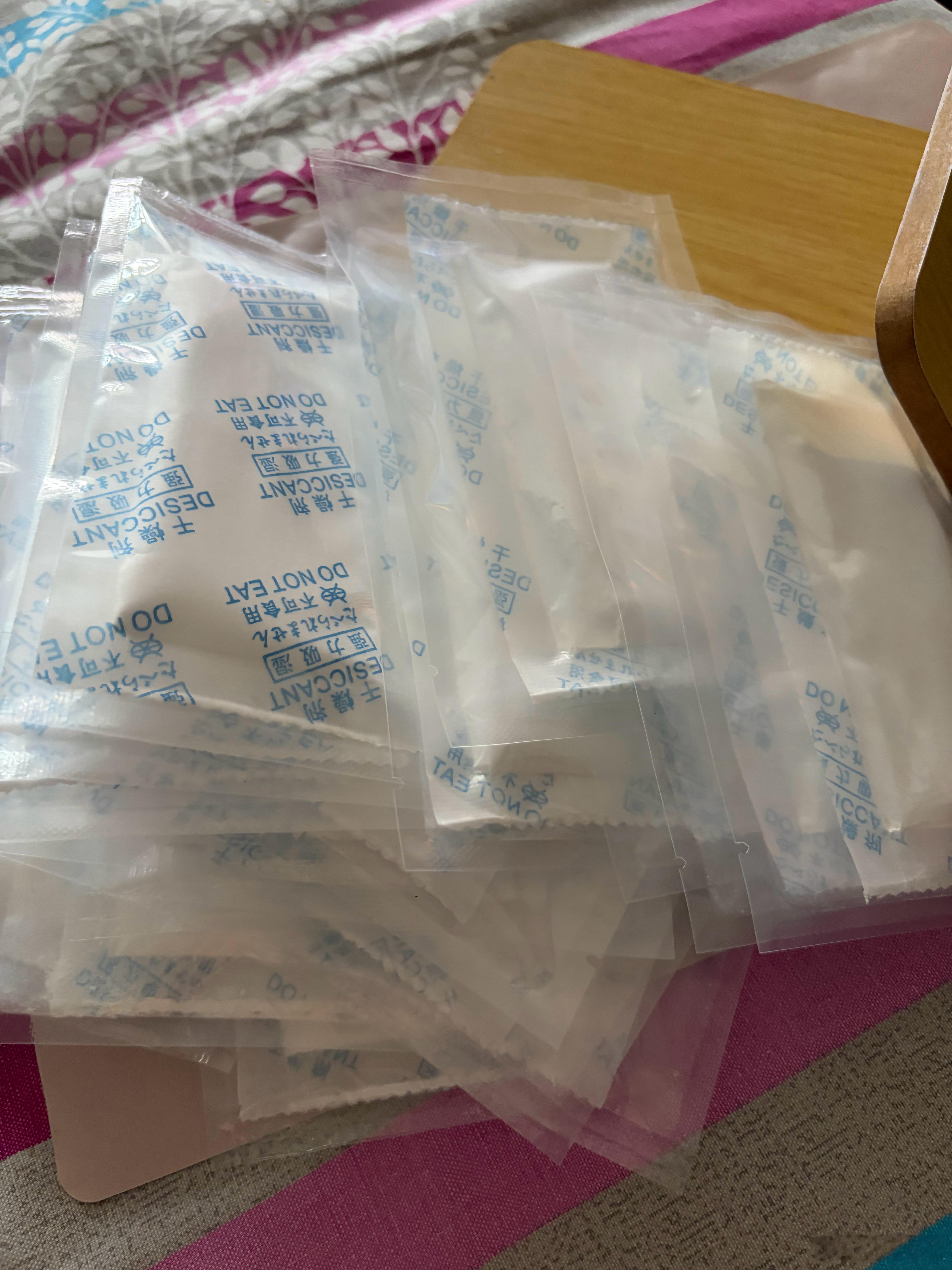 北京潮湿的要命吉他干燥剂都还没拆封就全都自动吸湿 变得硬邦邦了只能买新的了
