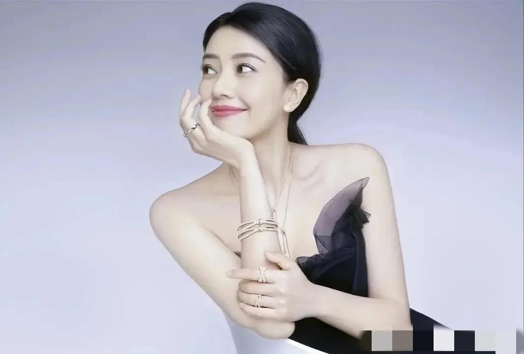 娱乐圈那么多的美女，能让男人和女人都觉得美的，除了她，应该不会有其他人吧？

来