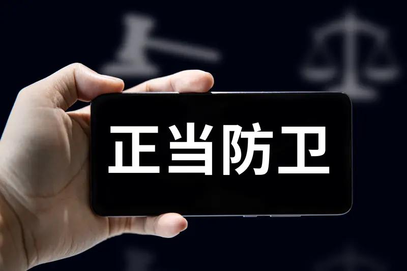 母亲被人殴打，孩子还击是否违法不能一概而论。如果孩子在母亲被打时马上反击，且反击