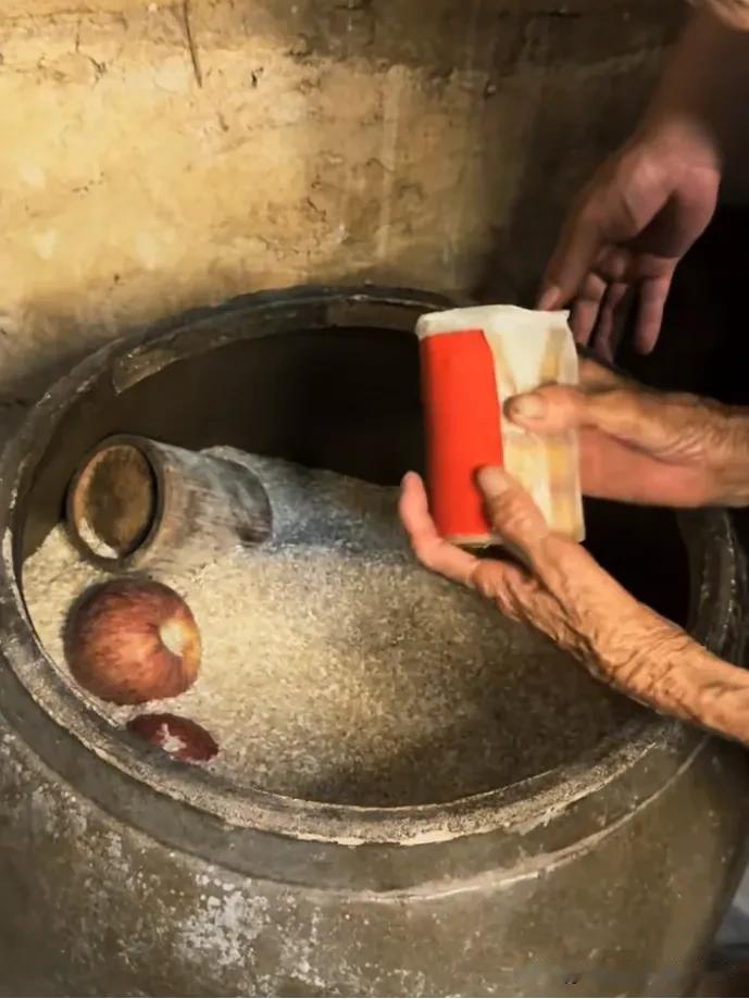老一辈的人都喜欢把零食、水果等一些动词放在米缸里，不仅能保存得久，据说还有财库丰