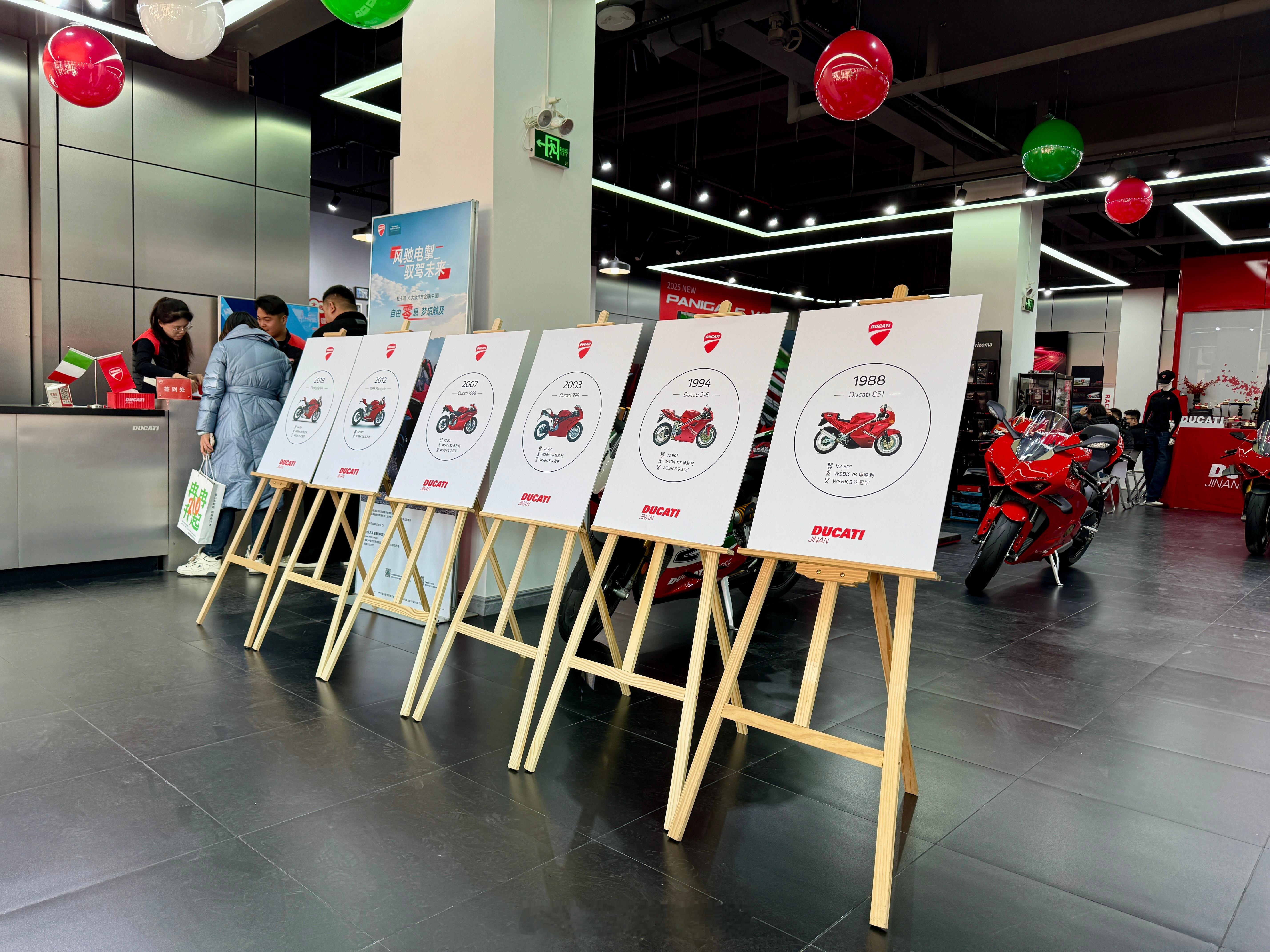 第七代Panigale V4实车见到了，比照片好看很多。五哥为车友们深度剖析了新
