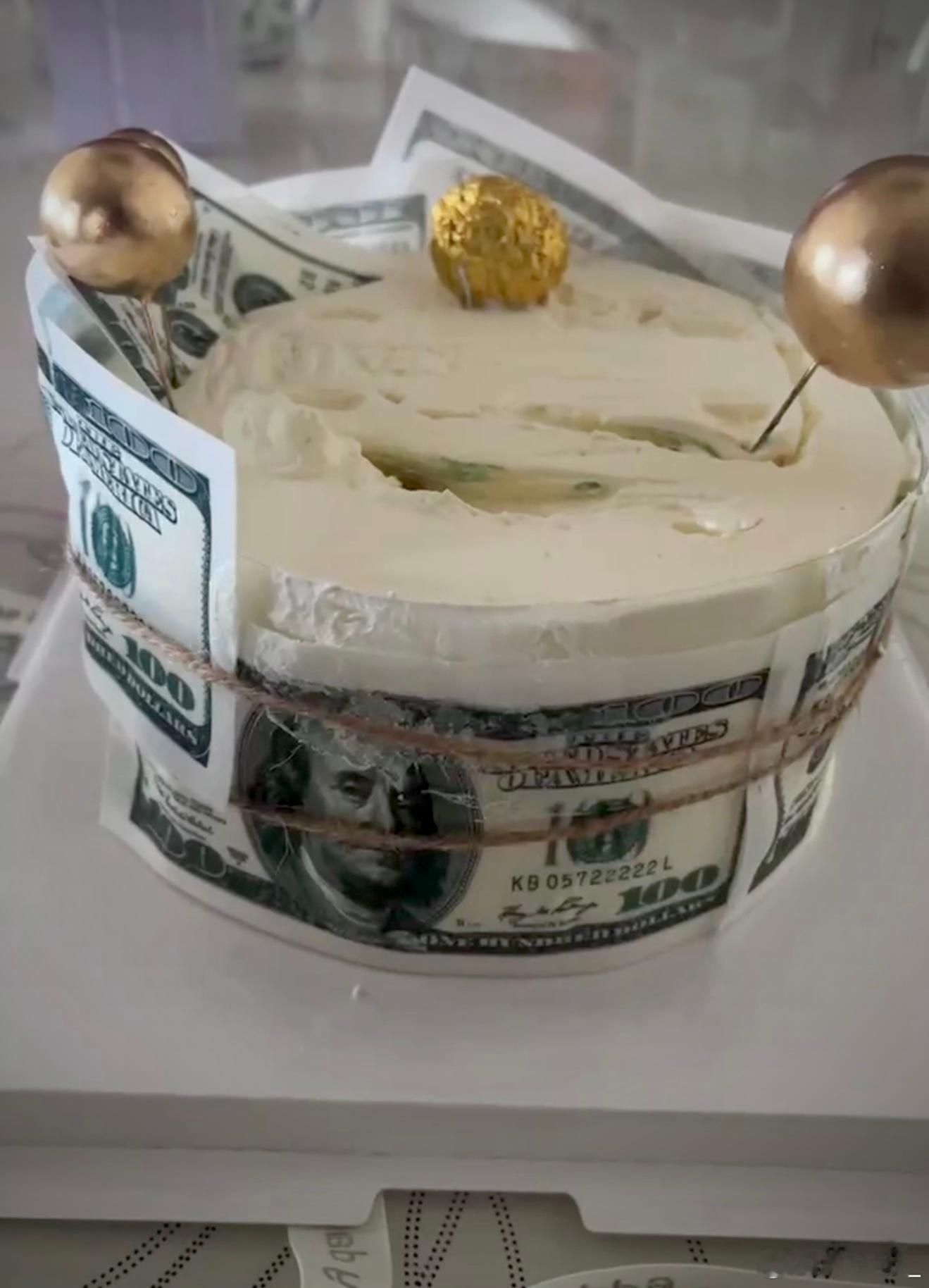 生日快乐老爸🎂新的一年一定要多多陪伴愿你永远身体健康！爱你🤟🏻 