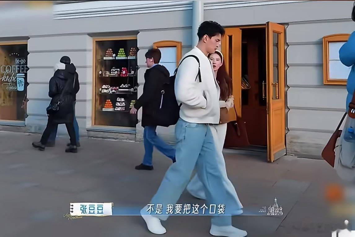 不用刻意拘谨，就简简单单牵个手，彼此陪伴就是最好的温柔张豆豆快给孙杨牵一下手孙杨