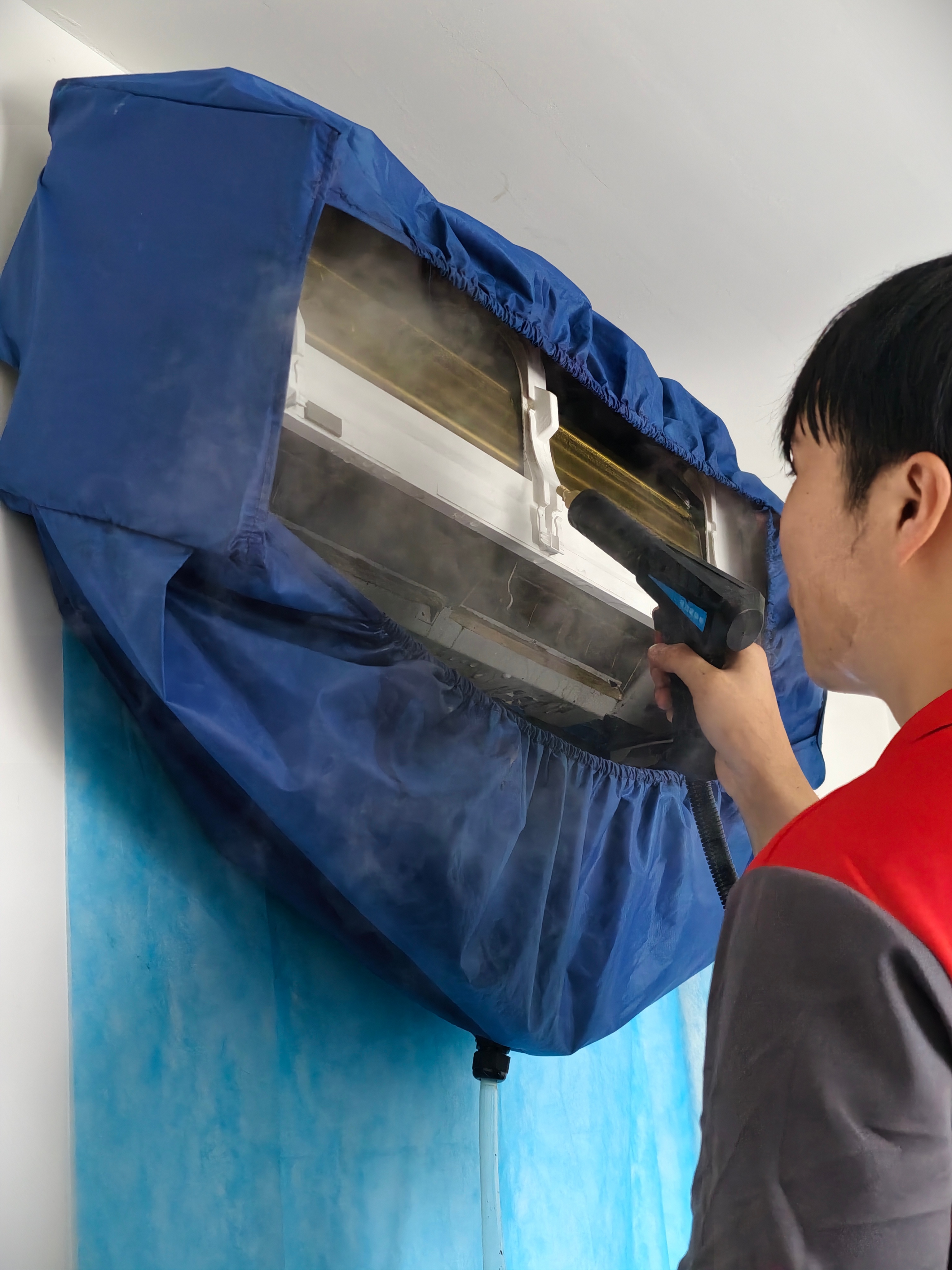 试了下东哥的清洗空调服务还蛮好的，大概六七十块洗一台，工具带的齐，不会搞得墙面都