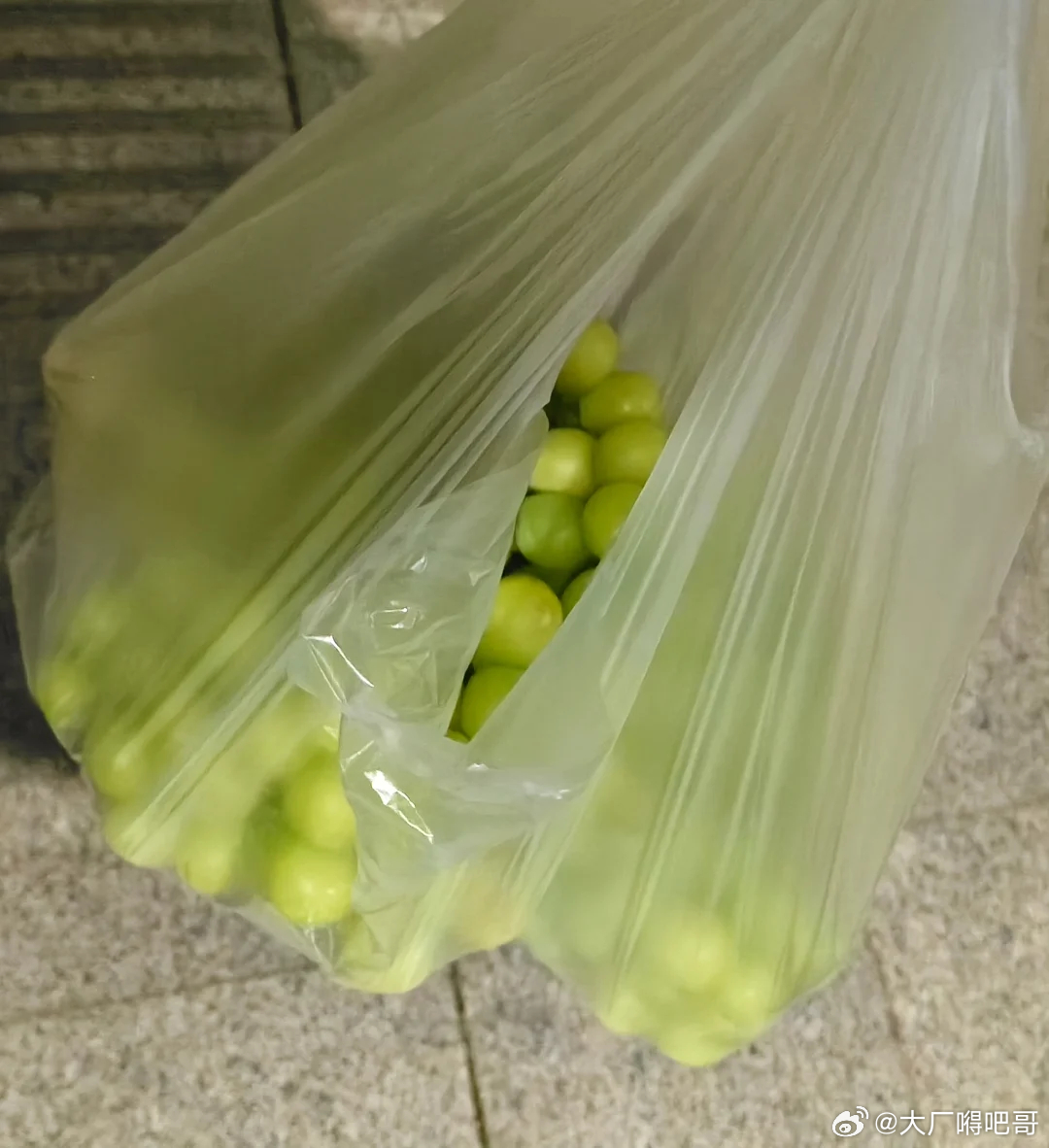 阳光玫瑰 沦为路边摊水果 说个实事，其实大家买的小摊贩上的葡萄都是次果而不是没打