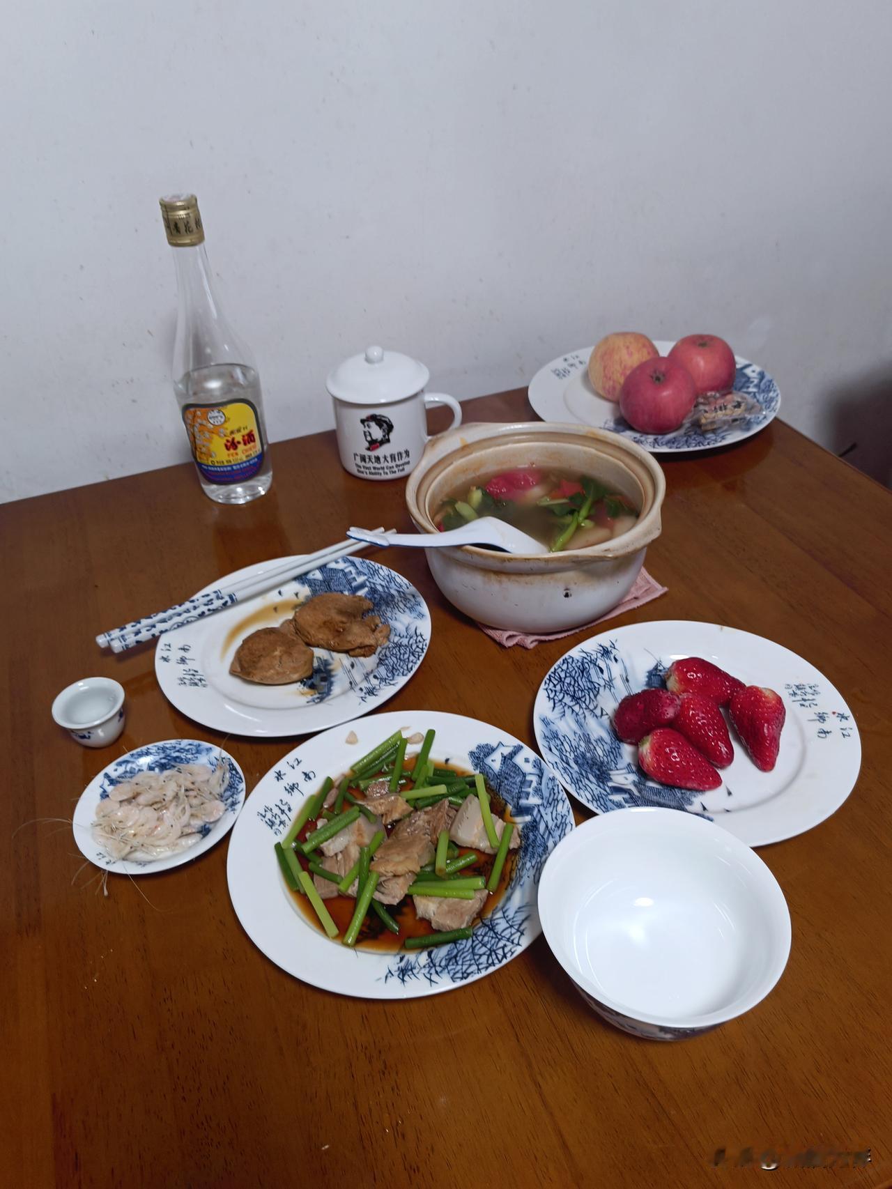 三月的小雨绵绵不断漂洒在空气中，虽然是阴天，还带着一丝冷意，人却不再感觉到冬天的