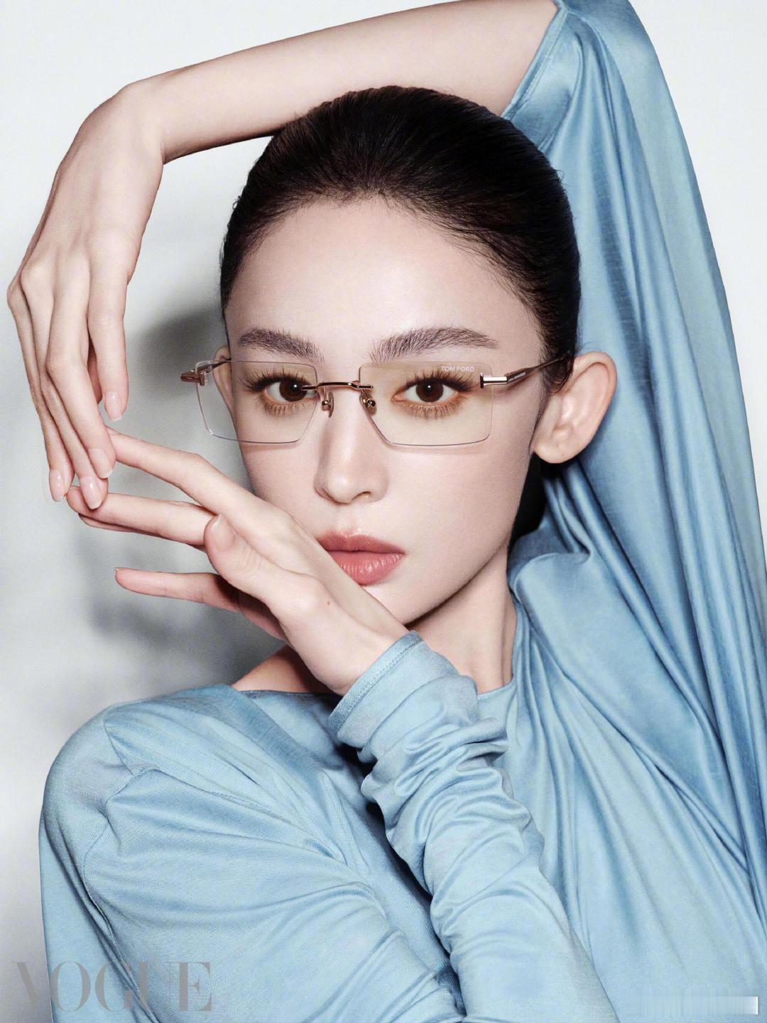 娜扎眼镜大片娜扎那种清冷又带点疏离的气质，简直就是高智感美女的天花板娜扎高智感眼