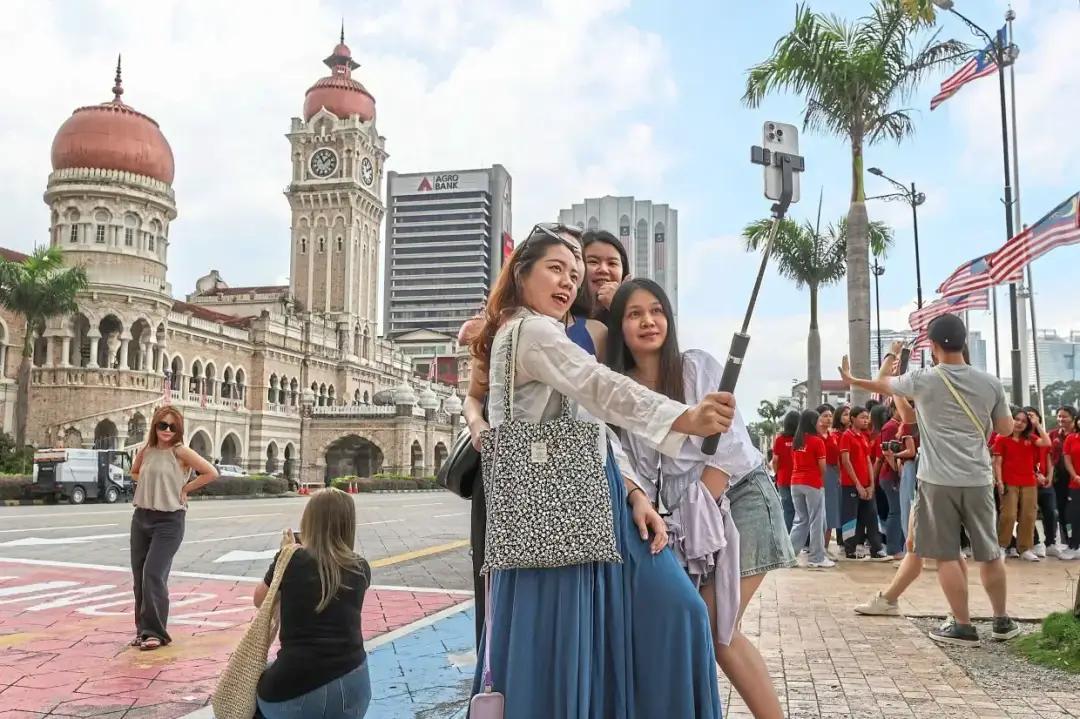 老外坐不住了，为什么中国游客不出国了？
 
数据摆在这儿，免签确实是一波接一波。