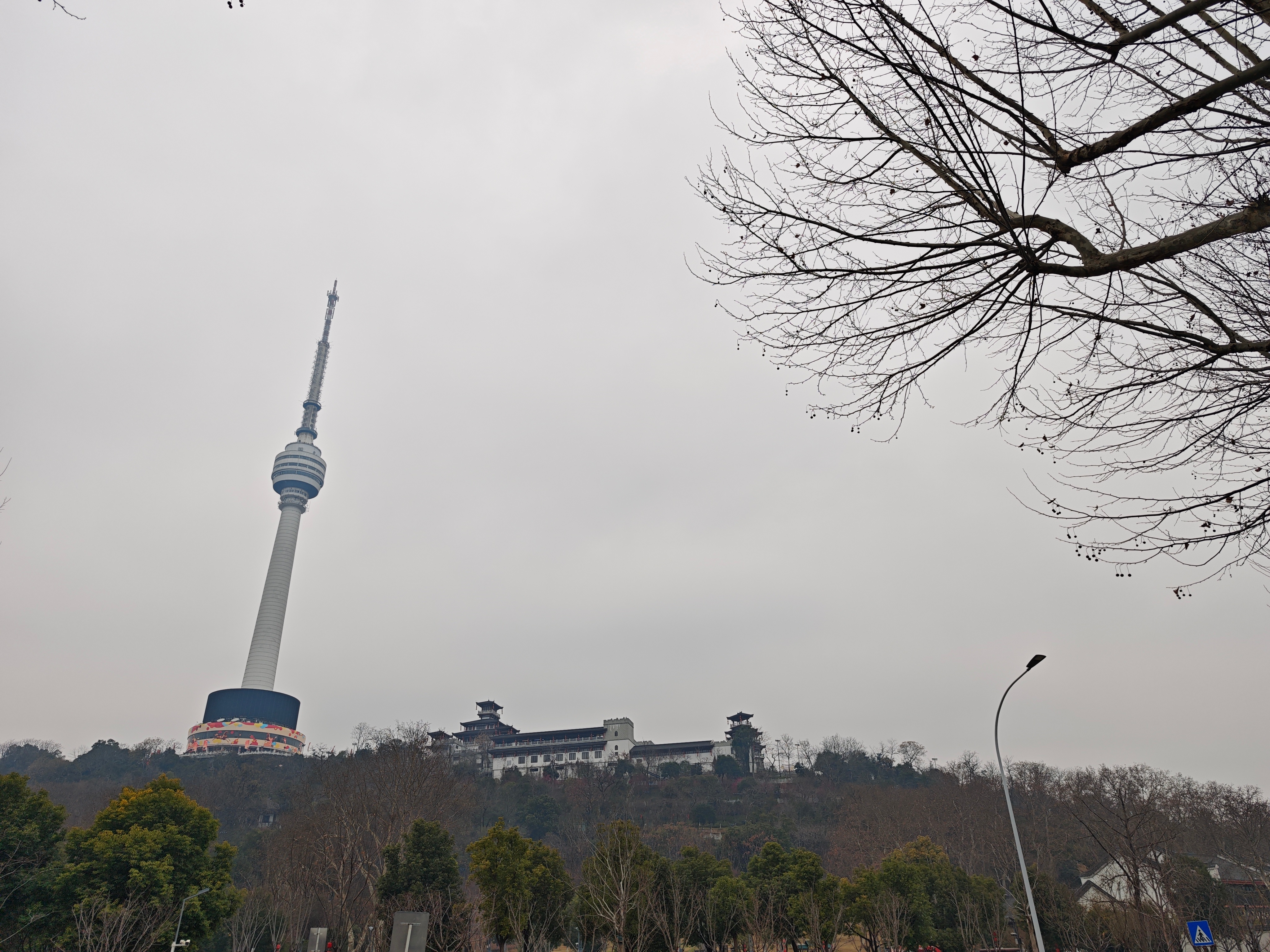 初一登高，登上龟山，看到了一张老照片：1931年，工业重镇武汉三镇！！武汉三镇一