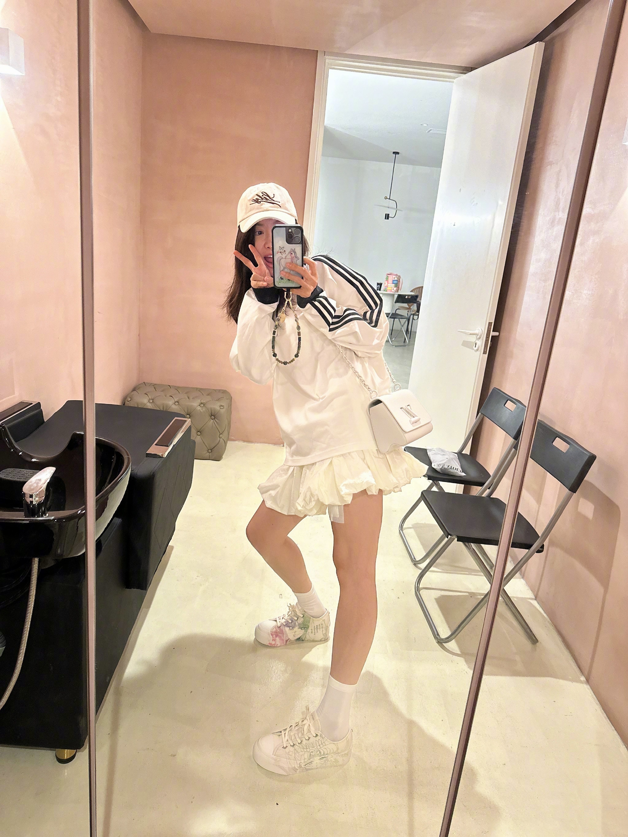 宋茜姐姐私服穿搭：白色小短裙，活力满满。宋茜