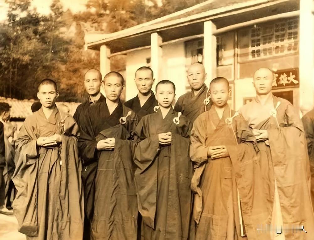 1984年，释永信在江西普照寺受具足戒时与戒兄弟，一张罕见的合影。这释永信进入少
