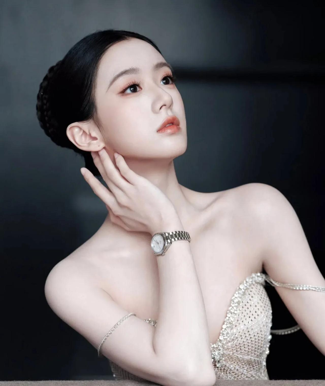 包上恩
这小妮子不简单，老厉害了！
包上恩，是艺名，取”包持热爱，感恩向上”的意