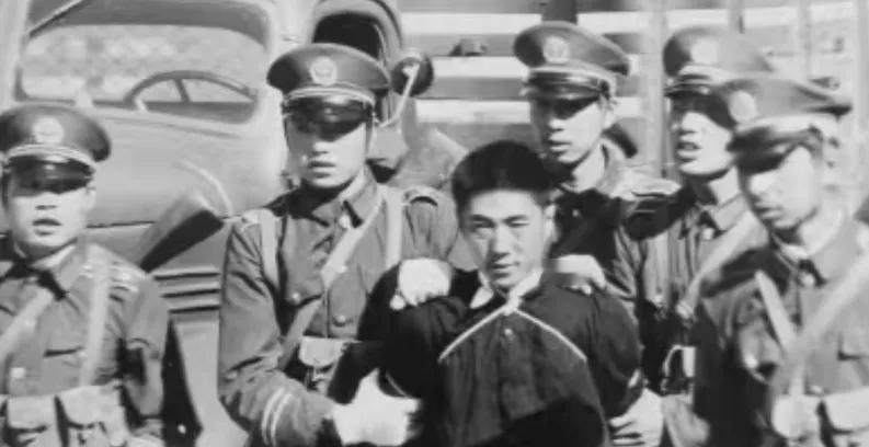 1979年，青海，一个17岁少年被连捅14刀，凶手当众叫嚣：“我爸是干部，我肯定