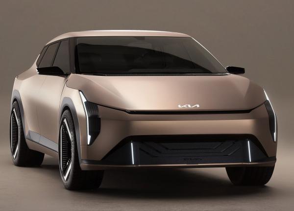 【起亚EV4
2025年上市】
起亚电动轿车EV4上市被推迟到明年。EV4原计划