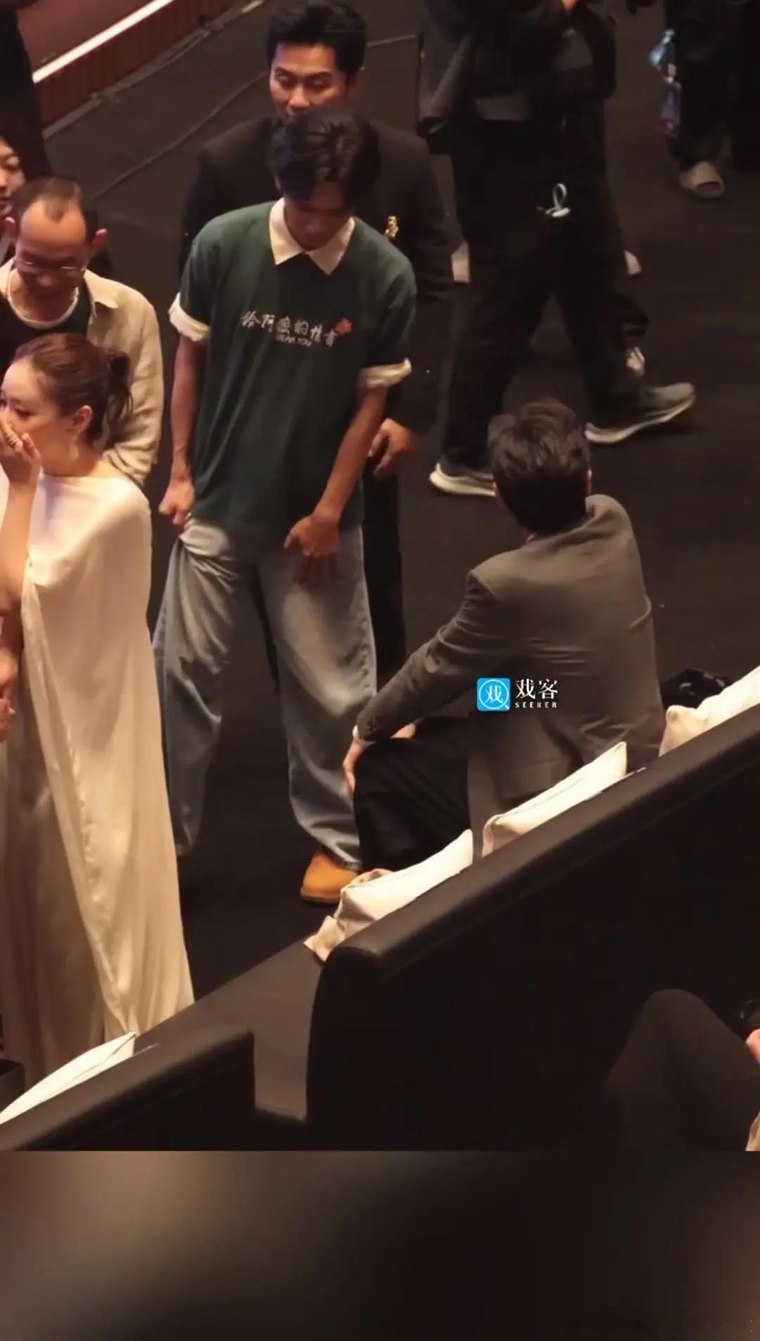 王彦桐像我追星本人盯了张若昀两天终于握到手了哈哈哈哈哈 