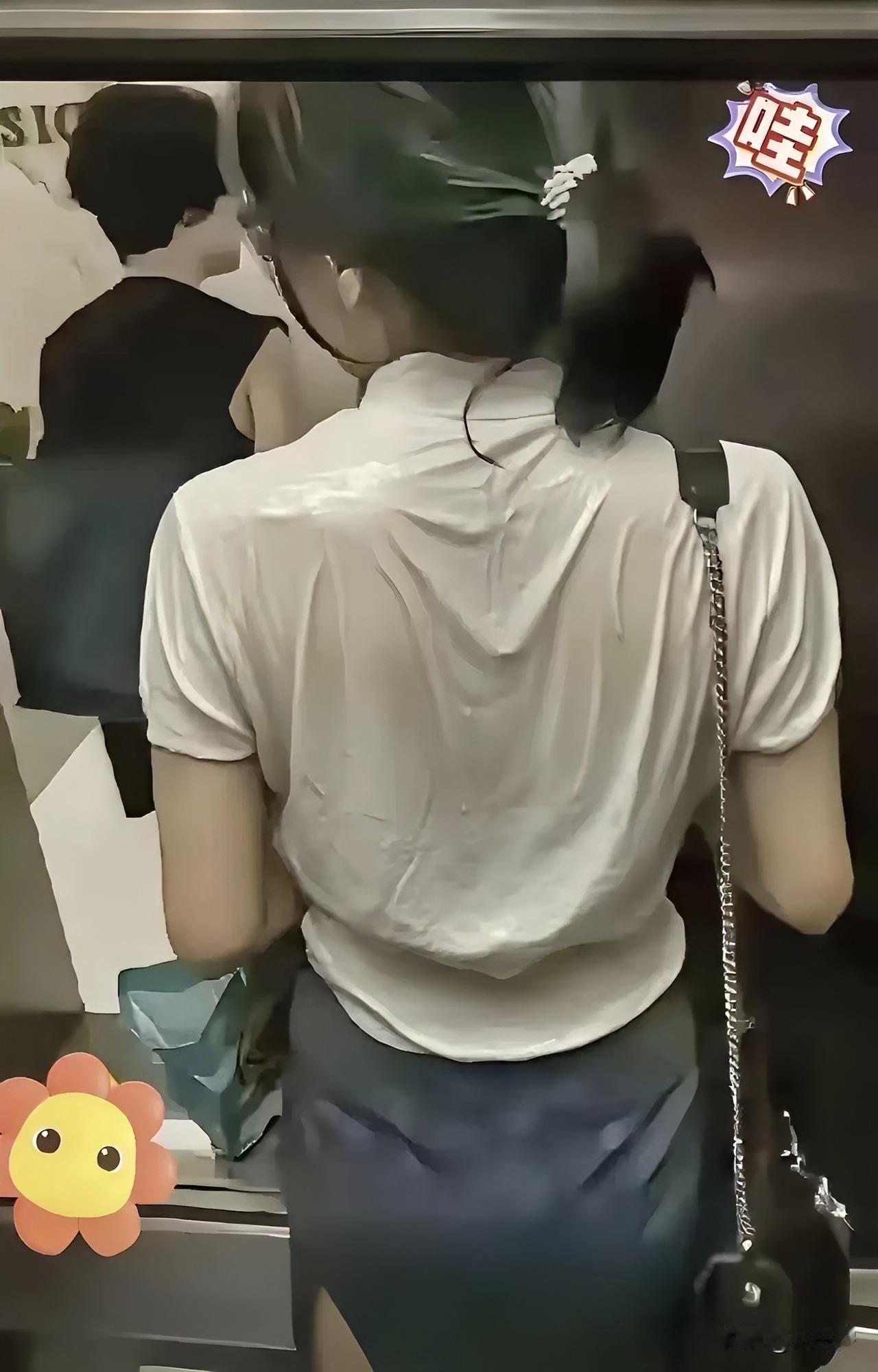 台风啊，快把秋老虎赶走吧，看这后背都成了地图，衣服湿透都拧的水出来了。